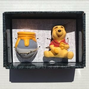 Disney Winnie the Pooh & Honey Pot Ceramic Salt & Pepper Shakers Origina…